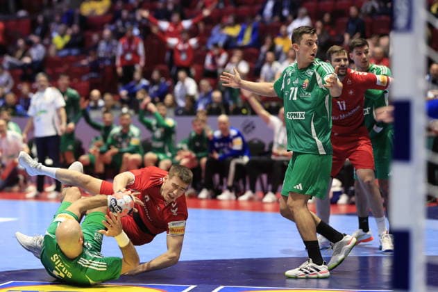 MALMÖ, SVERIGE 20260123 Hungary s Adrian Sipos and Switzerland s Manuel Zehnder on the ground, Hungary s Mate Onodi-Janoskuti reacts during the 2026 EHF European Men s Handball Championship (the EHF Euro 2026) match between Switzerland and Hungary, at Malmo Arena in Malmo, Sweden, on January 23, 2026. MALMÖ SVERIGE x10600x