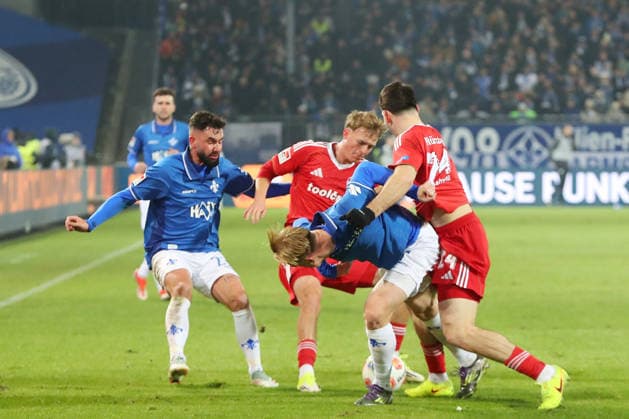 23.01.2026, xtvx, Fussball 2.Bundesliga, SV Darmstadt 98 - 1.FC Nürnberg v.l. Zweikampf, Duell, duel, tackle, compete Isac Lidberg (SV Darmstadt 98) Luka Lochoshvili (1. FC Nuernberg) (DFL DFB REGULATIONS PROHIBIT ANY USE OF PHOTOGRAPHS as IMAGE SEQUENCES and or QUASI-VIDEO) Darmstadt