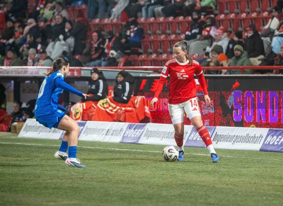 Fußball, Frauen, Saison 2025 2026, Google Pixel Frauen-Bundesliga (15. Spieltag), 1. FC Union Berlin - Bayer 04 Leverkusen, v. l. Estrella Merino Gonzalez (Leverkusen), Hannah Eurlings (1. FC Union), 23.01. 2026, Copyright: xMatthiasxKochx