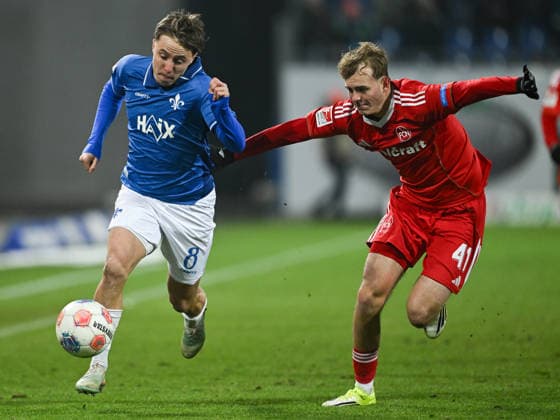 Luca Marseiler (SV Darmstadt 1898, 08) im Zweikampf mit Eric Porstner (1.FC Nürnberg, 41), GER, SV Darmstadt 98 vs 1. FC Nürnberg, Fussball, 2. Bundesliga, 19. Spieltag, Spielzeit 2025 2026, 23.01.2026. DFL REGULATIONS PROHIBIT ANY USE OF PHOTOGRAPHS AS IMAGE SEQUENCES AND OR QUASI-VIDEO GER, SV Darmstadt 98 vs 1. FC Nürnberg, Fussball, 2. Bundesliga, 19. Spieltag, Spielzeit 2025 2026, 23.01.2026. Darmstadt