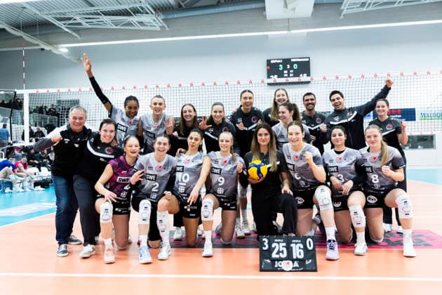 1. Volleyball Bundesliga Frauen: Schwarz-Weiss Erfurt vs. VC Wiesbaden; Erfurt; 23.01.2026 Siegerfoto Schwarz-Weiss Erfurt 1. Volleyball Bundesliga Frauen: Schwarz-Weiss Erfurt vs. VC Wiesbaden; Riethsporthalle Erfurt; 23.01.2026 Copyright: xBEAUTIFULxSPORTS Duehringx