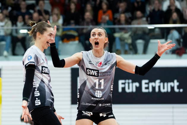 1. Volleyball Bundesliga Frauen: Schwarz-Weiss Erfurt vs. VC Wiesbaden; Erfurt; 23.01.2026 Elizabeth Sandbothe ( 2; Schwarz-Weiss Erfurt) (links) und Isabel Kova?i? ( 11; Schwarz-Weiss Erfurt) (rechts) 1. Volleyball Bundesliga Frauen: Schwarz-Weiss Erfurt vs. VC Wiesbaden; Riethsporthalle Erfurt; 23.01.2026 Copyright: xBEAUTIFULxSPORTS Duehringx