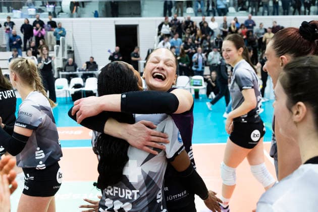 1. Volleyball Bundesliga Frauen: Schwarz-Weiss Erfurt vs. VC Wiesbaden; Erfurt; 23.01.2026 Alianza Darley ( 14; Schwarz-Weiss Erfurt) (vorne) und Lotte Goertz ( 4; Schwarz-Weiss Erfurt) (dahinter) 1. Volleyball Bundesliga Frauen: Schwarz-Weiss Erfurt vs. VC Wiesbaden; Riethsporthalle Erfurt; 23.01.2026 Copyright: xBEAUTIFULxSPORTS Duehringx