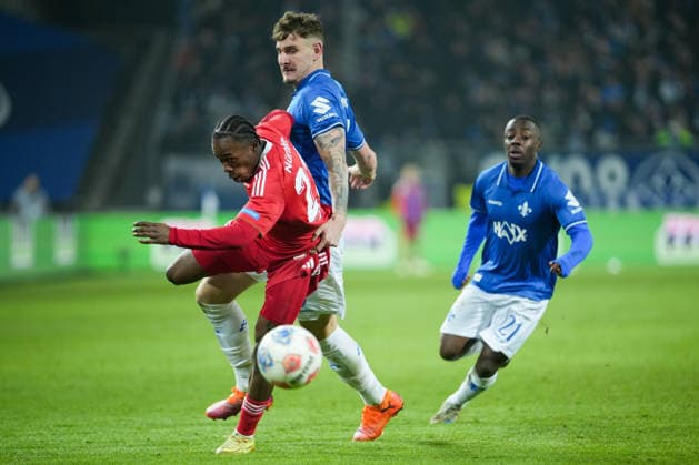 Fussball: 2. Bundesliga, 19. Spieltag, SV Darmstadt 98 - 1. FC Nürnberg am 23.01.2026 in Darmstadt (Merck-Stadion am Böllenfalltor), Deutschland, Saison 2025 2026: DFB DFL REGULATIONS PROHIBIT ANY USE OF PHOTOGRAPHS as IMAGE SEQUENCES and or QUASI-VIDEO: Mohamed Ali Zoma (23, FCN) im Zweikampf mit Matej Maglica (5, SVD), im Hintergrund ist Matondo-Merveille Papela (21, SVD). Darmstadt Merck-Stadion am Böllenfalltor Deutschland