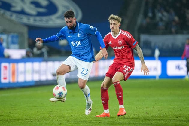 Fussball: 2. Bundesliga, 19. Spieltag, SV Darmstadt 98 - 1. FC Nürnberg am 23.01.2026 in Darmstadt (Merck-Stadion am Böllenfalltor), Deutschland, Saison 2025 2026: DFB DFL REGULATIONS PROHIBIT ANY USE OF PHOTOGRAPHS as IMAGE SEQUENCES and or QUASI-VIDEO: Marco Richter (23, SVD) im Zweikampf mit Tim Drexler (15, FCN). Darmstadt Merck-Stadion am Böllenfalltor Deutschland