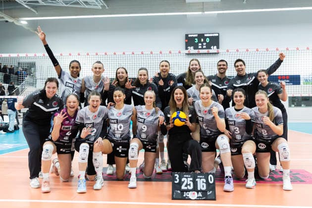 1. Volleyball Bundesliga Frauen: Schwarz-Weiss Erfurt vs. VC Wiesbaden; Erfurt; 23.01.2026 Siegerfoto Schwarz-Weiss Erfurt 1. Volleyball Bundesliga Frauen: Schwarz-Weiss Erfurt vs. VC Wiesbaden; Riethsporthalle Erfurt; 23.01.2026 Copyright: xBEAUTIFULxSPORTS Duehringx