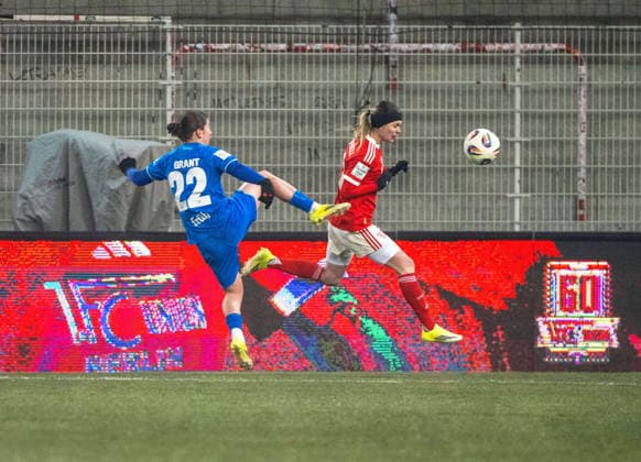 Fußball, Frauen, Saison 2025 2026, Google Pixel Frauen-Bundesliga (15. Spieltag), 1. FC Union Berlin - Bayer 04 Leverkusen, v. l. Ruby Grant (Leverkusen) trifft Eileen Campbell (1. FC Union) im Gesicht, sieht dafür die gelb-rote Karte, 23.01. 2026, Copyright: xMatthiasxKochx