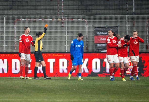 Fußball, Frauen, Saison 2025 2026, Google Pixel Frauen-Bundesliga (15. Spieltag), 1. FC Union Berlin - Bayer 04 Leverkusen, v. l. Schiedsrichterin Riem Hussein zeigt Ruby Grant (Leverkusen) die gelb-rote Karte, 23.01. 2026, Copyright: xMatthiasxKochx