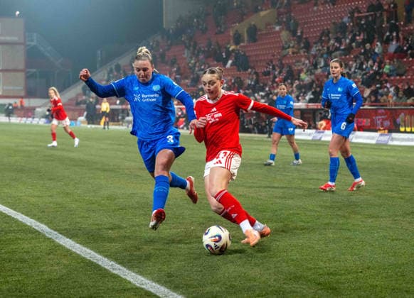 Fußball, Frauen, Saison 2025 2026, Google Pixel Frauen-Bundesliga (15. Spieltag), 1. FC Union Berlin - Bayer 04 Leverkusen, v. l. Melissa Friedrich (Leverkusen), Lia Kamber (1. FC Union), 23.01. 2026, Copyright: xMatthiasxKochx