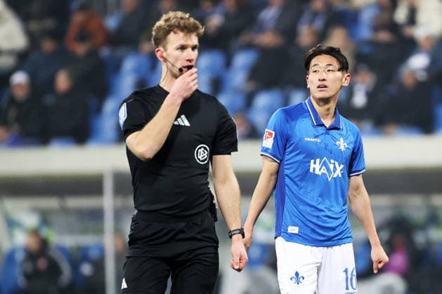 23.01.2026, xtvx, Fussball 2.Bundesliga, SV Darmstadt 98 - 1.FC Nürnberg v.l. Schiedsrichter Jarno Wienefeld Hiroki Akiyama (SV Darmstadt 98) (DFL DFB REGULATIONS PROHIBIT ANY USE OF PHOTOGRAPHS as IMAGE SEQUENCES and or QUASI-VIDEO) Darmstadt