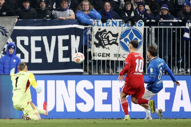 23.01.2026, xtvx, Fussball 2.Bundesliga, SV Darmstadt 98 - 1.FC Nürnberg v.l. Goal scored, Tor zum 2:0 Luca Marseiler (SV Darmstadt 98) Torwart Jan Reichert (1. FC Nuernberg) (DFL DFB REGULATIONS PROHIBIT ANY USE OF PHOTOGRAPHS as IMAGE SEQUENCES and or QUASI-VIDEO) Darmstadt