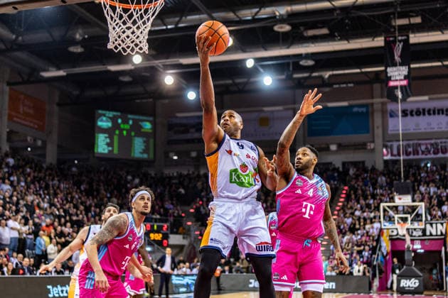 DeAndre Lansdowne (Rostock Seawolves, 09) macht einen Korb vs Jeff Garrett Jr. (Telekom Baskets Bonn, 04), Michael Kessens (Telekom Baskets Bonn, 06) Telekom Baskets Bonn vs. Rostock Seawolves, Basketball, easy Credit BBL, 17. Spieltag, 2025 2026, 23.01.2026 Telekom Baskets Bonn vs. Rostock Seawolves, Basketball, easy Credit BBL, 17. Spieltag, 2025 2026, 23.01.2026 Bonn Copyright: xEibner-Pressefoto GerhardxWingenderx EP_GWR