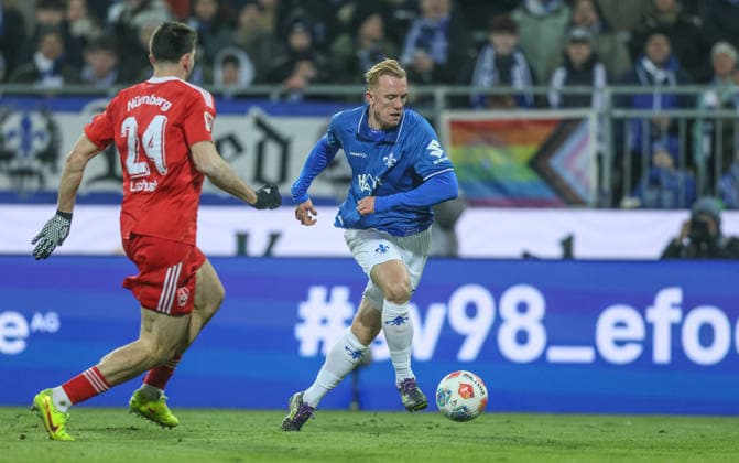 GER, Darmstadt, SV Darmstadt 98 vs 1. FC Nürnberg, 2. Bundesliga, Fussball, DFB, Spielzeit 2025 2026, Merck-Stadion am Böllenfalltor, 19. Spieltag im Bild v.l.: Luka Lochoshvili (1. FC Nürnberg 24), Isac Lidberg (SV Darmstadt 98 7) DFB DFL REGULATIONS PROHIBIT ANY USE OF PHOTOGRAPHS AS IMAGE SEQUENCES AND OR QUASI-VIDEO, 23.01.2026