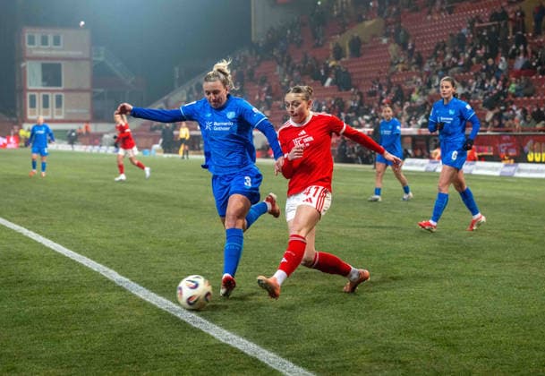 Fußball, Frauen, Saison 2025 2026, Google Pixel Frauen-Bundesliga (15. Spieltag), 1. FC Union Berlin - Bayer 04 Leverkusen, v. l. Melissa Friedrich (Leverkusen), Lia Kamber (1. FC Union), 23.01. 2026, Copyright: xMatthiasxKochx