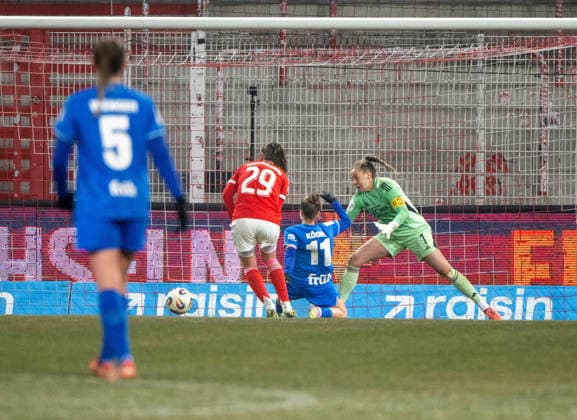 Fußball, Frauen, Saison 2025 2026, Google Pixel Frauen-Bundesliga (15. Spieltag), 1. FC Union Berlin - Bayer 04 Leverkusen, Kristin Kögel (Leverkusen) erzielt das Tor zum 1:2 gegen Antonia Halverkamps (1. FC Union) und Torhüterin Cara Bösl (1. FC Union), 23.01. 2026, Copyright: xMatthiasxKochx