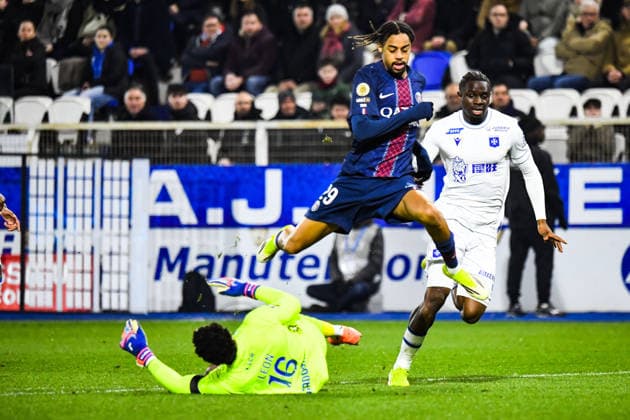 FOOTBALL : AJ Auxerre vs Paris SG - Ligue 1 - JournÃ e 19 - 23 01 2026 Bradley Barcola (Paris SG) Donovan LÃ on (AJ Auxerre) AuxerreFrance  Copyright: xBaptistexAutissierx