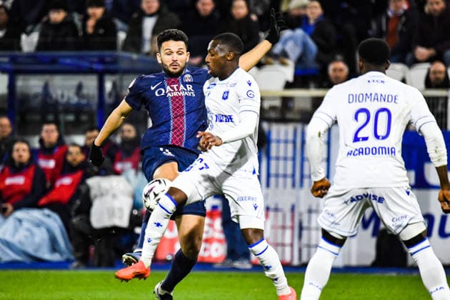 FOOTBALL : AJ Auxerre vs Paris SG - Ligue 1 - JournÃ e 19 - 23 01 2026 Gonzalo Ramos (Paris SG) Lamine Sy (AJ Auxerre) AuxerreFrance  Copyright: xBaptistexAutissierx