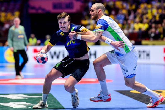 260123 Jonathan Carlsbogard of Sweden and Borut Mackovsek of Slovenia during the EHF European Handball Championship main round match between Slovenia and Sweden on January 23, 2026 in Malmö. Photo: Petter Arvidson BILDBYRAN kod PA PA1136 handball handboll handball handbolls-em 2026 sverige sweden slovenia slovenien ehf european handball championship bbeng Copyright: PETTERxARVIDSON BB260123PA155