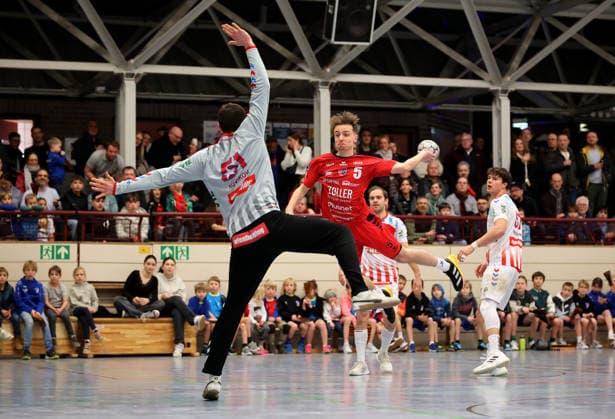 23.01.2026, Deutschland, Korntal-Münchingen, Handball Benefizspiel, SG BBM Bietigheim vs. Fivers WAT Margareten, v.l. Oleksii Novikov (WAT), Nicola Bacani (Bietigheim)