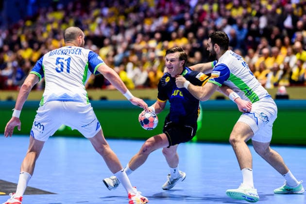260123 Jonathan Carlsbogard of Sweden and Borut Mackovsek and Stefan Zabic of Slovenia during the EHF European Handball Championship main round match between Slovenia and Sweden on January 23, 2026 in Malmö. Photo: Petter Arvidson BILDBYRAN kod PA PA1136 handball handboll handball handbolls-em 2026 sverige sweden slovenia slovenien ehf european handball championship bbeng Copyright: PETTERxARVIDSON BB260123PA160