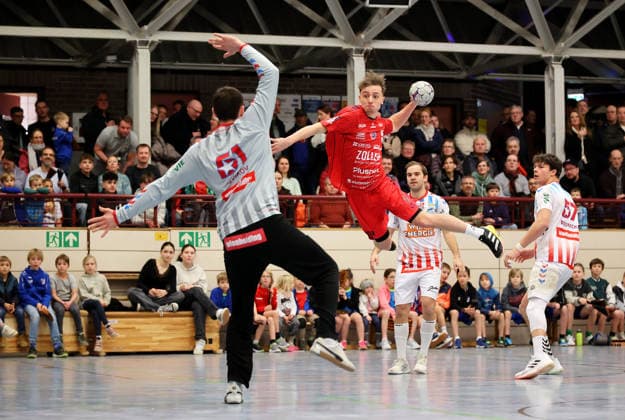 23.01.2026, Deutschland, Korntal-Münchingen, Handball Benefizspiel, SG BBM Bietigheim vs. Fivers WAT Margareten, v.l. Oleksii Novikov (WAT), Nicola Bacani (Bietigheim)