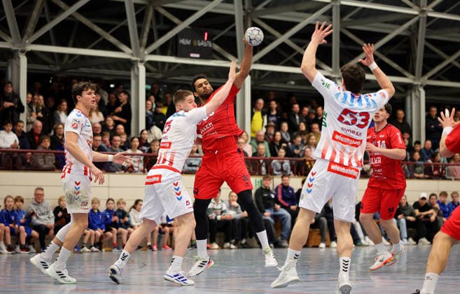 23.01.2026, Deutschland, Korntal-Münchingen, Handball Benefizspiel, SG BBM Bietigheim vs. Fivers WAT Margareten, v.l. Maximilian Danhel (WAT), Djibril M Benque (Bietigheim)