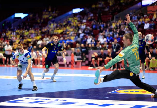 MALMÖ, SVERIGE 20260123 Sloveniens Domen Novak sätter en straff pa Sveriges Andreas Palicka under matchen i mellanrundan i handbolls-EM mellan Slovenien och Sverige i Malmö Arena, Malmö, Sverige, 26 januari, 2026. MALMÖ SVERIGE x10600x