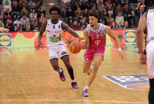 Alijah Comithier (Bonn, R) am Ball gegen Kassim Nicholson (Rostock), Telekom Baskets Bonn vs Rostock Seawolves, easyCredit BBL, 17. Spieltag, Telekom Dome Bonn, 23.01.2026.