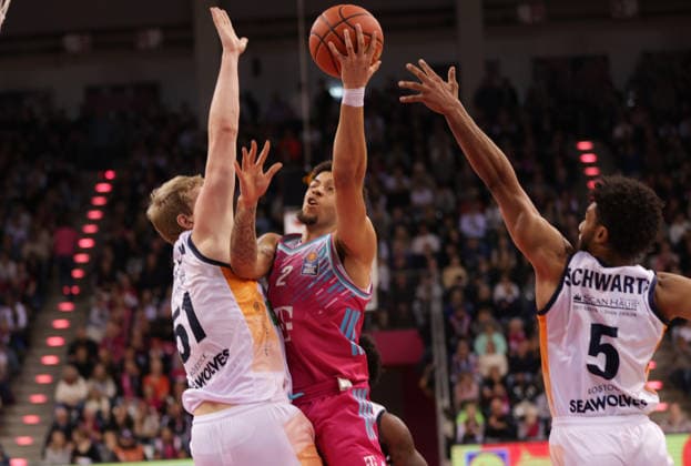 Alijah Comithier (Bonn, M) gegen Bent Leuchten (Rostock, L) und D Shawn Schwartz (Rostock), Telekom Baskets Bonn vs Rostock Seawolves, easyCredit BBL, 17. Spieltag, Telekom Dome Bonn, 23.01.2026.