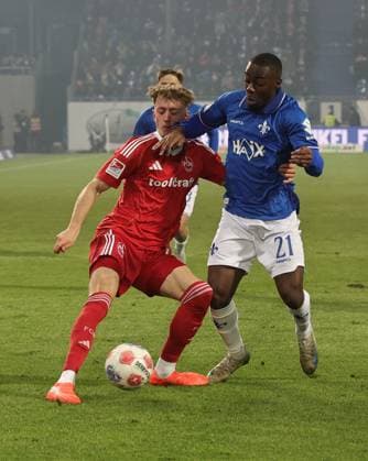 23.01.2026 - Fussball - Saison 2025 2026 - 2. Fussball - Bundesliga - 19. Spieltag: SV Darmstadt 98 SVD D98 ( Lilien ) - 1. FC Nürnberg FCN ( Club ) - Sportfoto Zink DaMa - xdaxmax - DFL regulations prohibit any use of photographs as image sequences and or quasi-video - only for editorial use - Tim Drexler (15, 1. FC Nürnberg FCN ) Matondo Merveille Papela (21, SV Darmstadt 98 D98 SV98 )