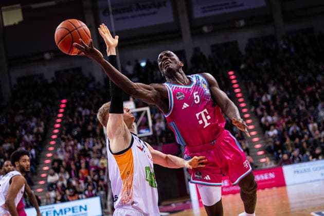 easyCredit Basketball Bundesliga, Telekom Baskets Bonn vs. Rostock Seawolves, Karnevalsspiel, 23.01.2026 Tylan Birts (Telekom Baskets Bonn 5) macht ihn trotz Foul rein - easyCredit Basketball Bundesliga, Telekom Baskets Bonn vs. Rostock Seawolves, Karnevalsspiel, 23.01.2026, Telekom Dome Bonn Copyright: xBEAUTIFULxSPORTS Derixx