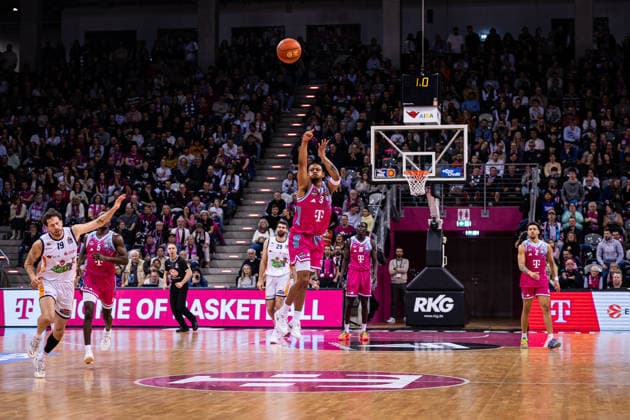 easyCredit Basketball Bundesliga, Telekom Baskets Bonn vs. Rostock Seawolves, Karnevalsspiel, 23.01.2026 Zachery Cooks (Telekom Baskets Bonn 3) versucht den Half Court Buzzer - easyCredit Basketball Bundesliga, Telekom Baskets Bonn vs. Rostock Seawolves, Karnevalsspiel, 23.01.2026, Telekom Dome Bonn Copyright: xBEAUTIFULxSPORTS Derixx