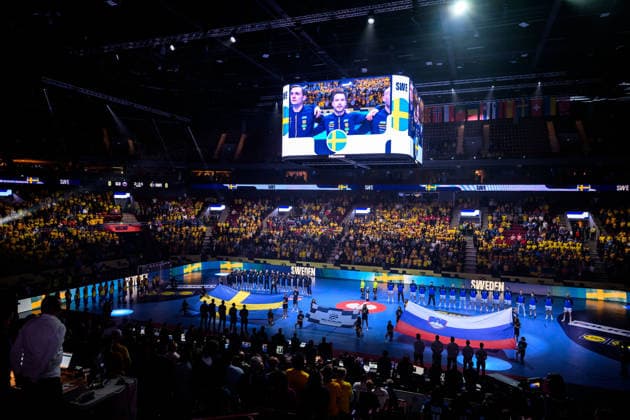 260123 Players of Sweden and of Slovenia during the national anthem ahead of the EHF European Handball Championship main round match between Slovenia and Sweden on January 23, 2026 in Malmö. Photo: Petter Arvidson BILDBYRAN kod PA PA1136 handball handboll handball handbolls-em 2026 sverige sweden slovenia slovenien ehf european handball championship bbeng Copyright: PETTERxARVIDSON BB260123PA209