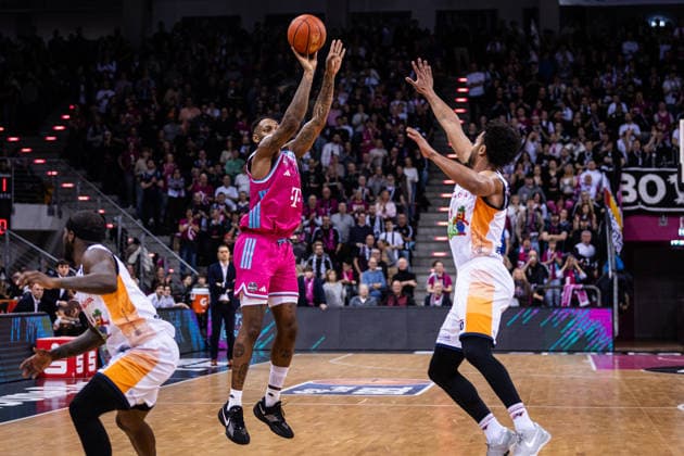 easyCredit Basketball Bundesliga, Telekom Baskets Bonn vs. Rostock Seawolves, Karnevalsspiel, 23.01.2026 Jeff Garrett Jr. (Telekom Baskets Bonn 4) mit dem Dreier - easyCredit Basketball Bundesliga, Telekom Baskets Bonn vs. Rostock Seawolves, Karnevalsspiel, 23.01.2026, Telekom Dome Bonn Copyright: xBEAUTIFULxSPORTS Derixx