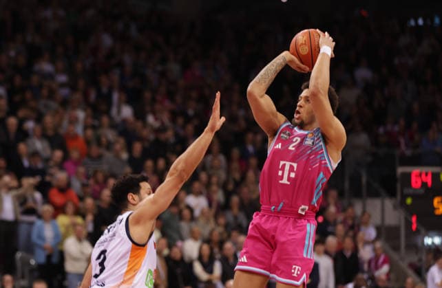 Alijah Comithier (Bonn) wirft vor Dominic Lockhart (Rostock), Telekom Baskets Bonn vs Rostock Seawolves, easyCredit BBL, 17. Spieltag, Telekom Dome Bonn, 23.01.2026.