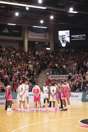 Schweigeminute für Werner Otto, Telekom Baskets Bonn vs Rostock Seawolves, easyCredit BBL, 17. Spieltag, Telekom Dome Bonn, 23.01.2026.