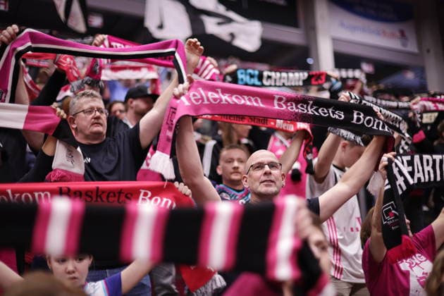 Fans mit Schals vor dem Spiel Telekom Baskets Bonn vs. Rostock Seawolves 17. Speiltag - Saison 2025 26