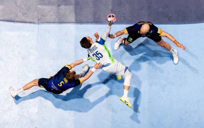 260123 Domen Makuc of Slovenia against Max Darj and Oscar Bergendahl of Sweden during the EHF European Handball Championship main round match between Slovenia and Sweden on January 23, 2026 in Malmö. Photo: Petter Arvidson BILDBYRAN kod PA PA1136 handball handboll handball handbolls-em 2026 sverige sweden Slovenia slovenien ehf european handball championship bbeng Copyright: PETTERxARVIDSON BB260123PA283