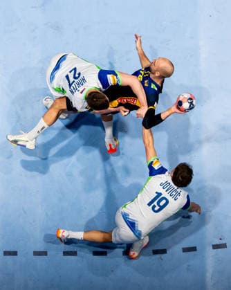 260123 Lukas Sandell of Sweden in action with Kristjan Horzen and Stas Slatinek Jovicic of Slovenia during the EHF European Handball Championship main round match between Slovenia and Sweden on January 23, 2026 in Malmö. Photo: Petter Arvidson BILDBYRAN kod PA PA1136 handball handboll handball handbolls-em 2026 sverige sweden Slovenia slovenien ehf european handball championship bbeng Copyright: PETTERxARVIDSON BB260123PA285