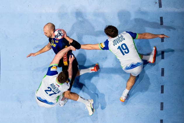 260123 Lukas Sandell of Sweden in action with Kristjan Horzen and Stas Slatinek Jovicic of Slovenia during the EHF European Handball Championship main round match between Slovenia and Sweden on January 23, 2026 in Malmö. Photo: Petter Arvidson BILDBYRAN kod PA PA1136 handball handboll handball handbolls-em 2026 sverige sweden Slovenia slovenien ehf european handball championship bbeng Copyright: PETTERxARVIDSON BB260123PA286