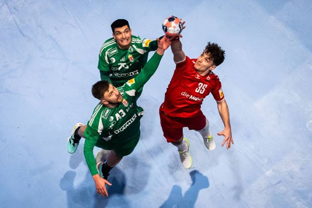 260123 Noam Leopold of Switzerland fight for the ball with Pedro Rodriguez Alvarez and Zoran Ilic of Hungary during the EHF European Handball Championship main round match between Switzerland and Hungary on January 23, 2026 in Malmö. Photo: Petter Arvidson BILDBYRAN kod PA PA1135 handball handboll handball handbolls-em 2026 croatia kroatien island Iceland ehf european handball championship bbeng Switzerland Schweiz ungern Hungary Copyright: PETTERxARVIDSON BB260123PA289