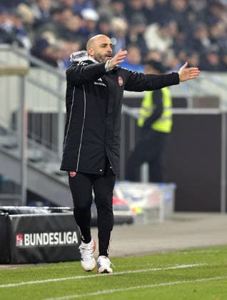 23.01.2026 - Fussball - Saison 2025 2026 - 2. Fussball - Bundesliga - 19. Spieltag: SV Darmstadt 98 SVD D98 ( Lilien ) - 1. FC Nürnberg FCN ( Club ) - Sportfoto Zink DaMa - xdaxmax - DFL regulations prohibit any use of photographs as image sequences and or quasi-video - only for editorial use - Javier Pinola (Co-Trainer 1. FC Nürnberg FCN ) zeigt an gestikuliert dirigiert gibt Anweisungen
