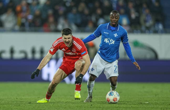 GER, Darmstadt, SV Darmstadt 98 vs 1. FC Nürnberg, 2. Bundesliga, Fussball, DFB, Spielzeit 2025 2026, Merck-Stadion am Böllenfalltor, 19. Spieltag im Bild v.l.: Luka Lochoshvili (1. FC Nürnberg 24), Merveille Papela (SV Darmstadt 98 21) DFB DFL REGULATIONS PROHIBIT ANY USE OF PHOTOGRAPHS AS IMAGE SEQUENCES AND OR QUASI-VIDEO, 23.01.2026