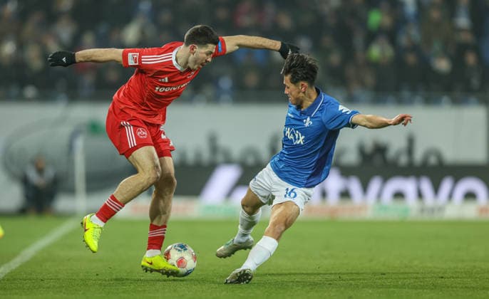 GER, Darmstadt, SV Darmstadt 98 vs 1. FC Nürnberg, 2. Bundesliga, Fussball, DFB, Spielzeit 2025 2026, Merck-Stadion am Böllenfalltor, 19. Spieltag im Bild v.l.: Luka Lochoshvili (1. FC Nürnberg 24), Hiroki Akiyama (SV Darmstadt 98) DFB DFL REGULATIONS PROHIBIT ANY USE OF PHOTOGRAPHS AS IMAGE SEQUENCES AND OR QUASI-VIDEO, 23.01.2026