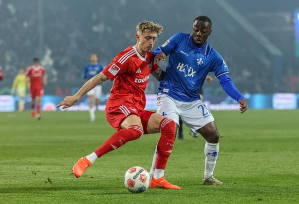 GER, Darmstadt, SV Darmstadt 98 vs 1. FC Nürnberg, 2. Bundesliga, Fussball, DFB, Spielzeit 2025 2026, Merck-Stadion am Böllenfalltor, 19. Spieltag im Bild v.l.: Finn Becker (1. FC Nürnberg 25), Merveille Papela (SV Darmstadt 98 21) DFB DFL REGULATIONS PROHIBIT ANY USE OF PHOTOGRAPHS AS IMAGE SEQUENCES AND OR QUASI-VIDEO, 23.01.2026