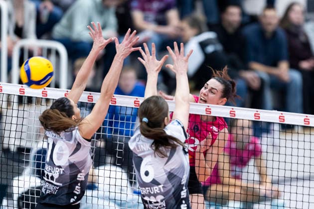 Sport Bilder des Tages #2 1. Volleyball Bundesliga Frauen: Schwarz-Weiss Erfurt vs. VC Wiesbaden; Erfurt; 23.01.2026 Jimena Fernandez Gayoso ( 22; VC Wiesbaden) gegen Kinga Szücs ( 10; Schwarz-Weiss Erfurt) (links) und Lena Linke ( 6; Schwarz-Weiss Erfurt) (rechts) 1. Volleyball Bundesliga Frauen: Schwarz-Weiss Erfurt vs. VC Wiesbaden; Riethsporthalle Erfurt; 23.01.2026 Copyright: xBEAUTIFULxSPORTS Duehringx