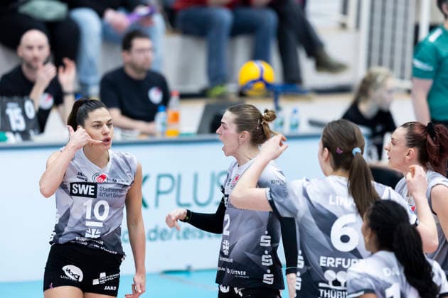1. Volleyball Bundesliga Frauen: Schwarz-Weiss Erfurt vs. VC Wiesbaden; Erfurt; 23.01.2026 Kinga Szücs ( 10; Schwarz-Weiss Erfurt) (links), Elizabeth Sandbothe ( 2; Schwarz-Weiss Erfurt) (Bildmitte), Lena Linke ( 6; Schwarz-Weiss Erfurt), Alianza Darley ( 14; Schwarz-Weiss Erfurt) (unten rechts) und Isabel Kova?i? ( 11; Schwarz-Weiss Erfurt) (rechts) 1. Volleyball Bundesliga Frauen: Schwarz-Weiss Erfurt vs. VC Wiesbaden; Riethsporthalle Erfurt; 23.01.2026 Copyright: xBEAUTIFULxSPORTS Duehringx