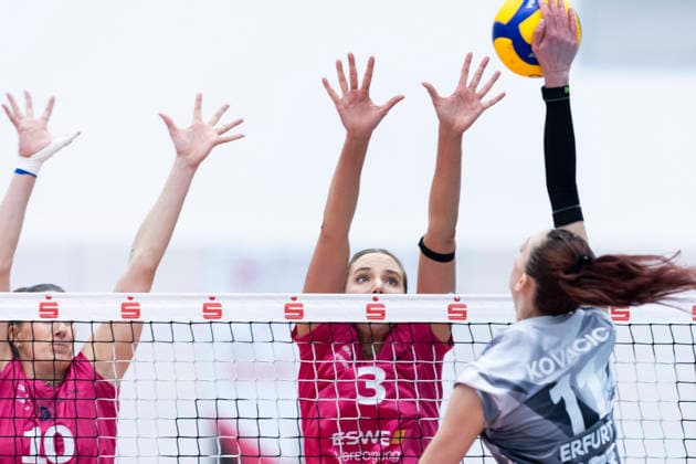 1. Volleyball Bundesliga Frauen: Schwarz-Weiss Erfurt vs. VC Wiesbaden; Erfurt; 23.01.2026 Isabel Kova?i? ( 11; Schwarz-Weiss Erfurt) gegen Laura Broekstra ( 10; VC Wiesbaden) (links) und Pleun van der Pijl ( 3; VC Wiesbaden) (Bildmitte) 1. Volleyball Bundesliga Frauen: Schwarz-Weiss Erfurt vs. VC Wiesbaden; Riethsporthalle Erfurt; 23.01.2026 Copyright: xBEAUTIFULxSPORTS Duehringx