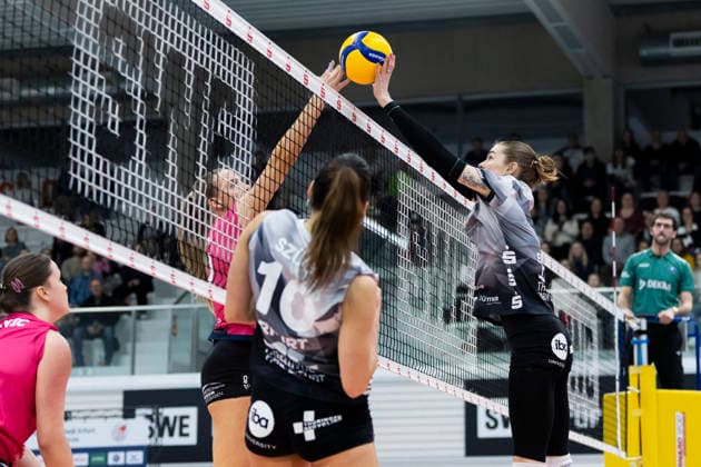 1. Volleyball Bundesliga Frauen: Schwarz-Weiss Erfurt vs. VC Wiesbaden; Erfurt; 23.01.2026 Hannah Clayton ( 20; VC Wiesbaden) gegen Elizabeth Sandbothe ( 2; Schwarz-Weiss Erfurt) 1. Volleyball Bundesliga Frauen: Schwarz-Weiss Erfurt vs. VC Wiesbaden; Riethsporthalle Erfurt; 23.01.2026 Copyright: xBEAUTIFULxSPORTS Duehringx