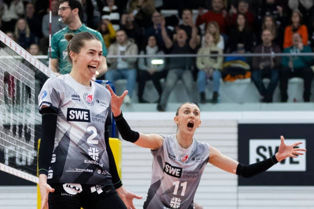 1. Volleyball Bundesliga Frauen: Schwarz-Weiss Erfurt vs. VC Wiesbaden; Erfurt; 23.01.2026 Elizabeth Sandbothe ( 2; Schwarz-Weiss Erfurt) (links) und Isabel Kova?i? ( 11; Schwarz-Weiss Erfurt) (rechts) 1. Volleyball Bundesliga Frauen: Schwarz-Weiss Erfurt vs. VC Wiesbaden; Riethsporthalle Erfurt; 23.01.2026 Copyright: xBEAUTIFULxSPORTS Duehringx